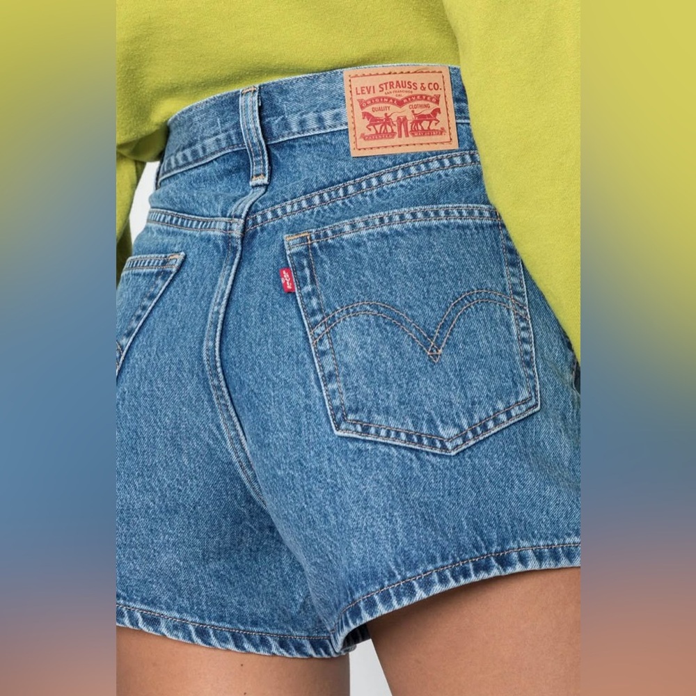 Levi’s High Waisted Mom Shorts medium wash W28